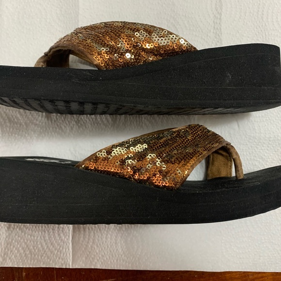 Yellow Box Flip Flops Thongs Sandals - Picture 3 of 13